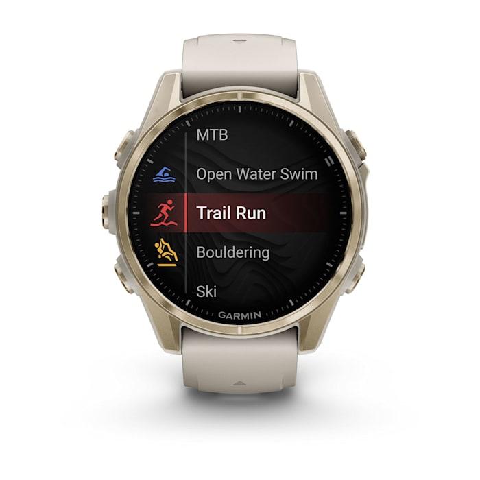 Fēnix® 8 - 43 mm, AMOLED, saphir, or doux avec bracelet en silicone gris brouillard/grès foncé