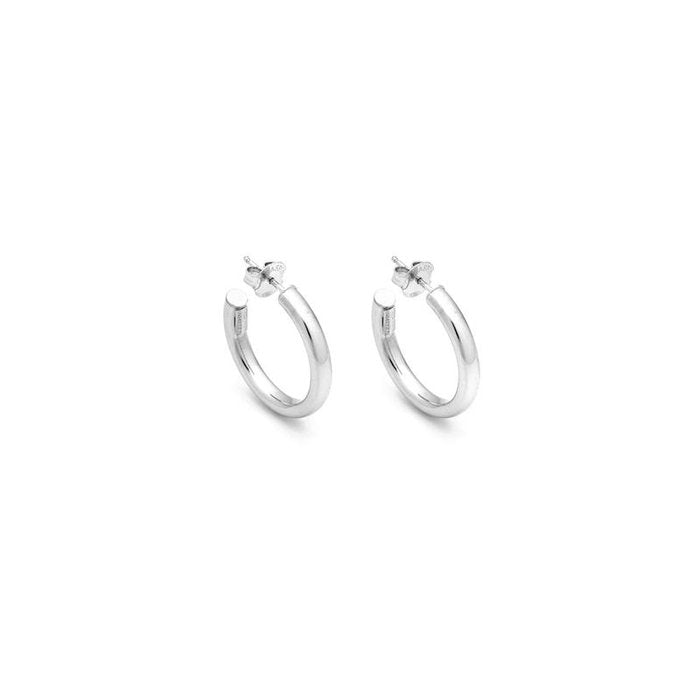 Mini boucles d'oreilles en soie