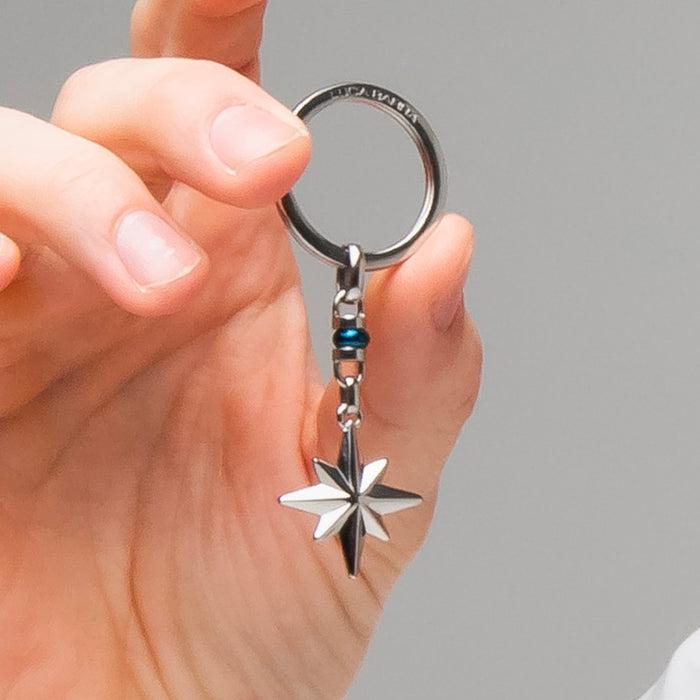 PORTACHIAVI UOMO IN ACCIAIO CON ROSA DEI VENTI ED ELEMENTO IN IP BLU