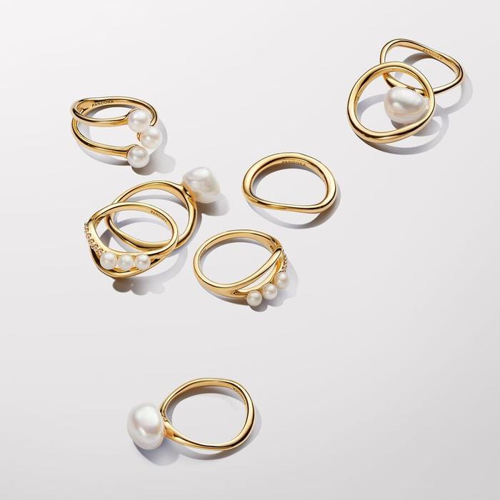 Sinuosa Line Ring with Cultured Freshwater Pearls and Pavè
