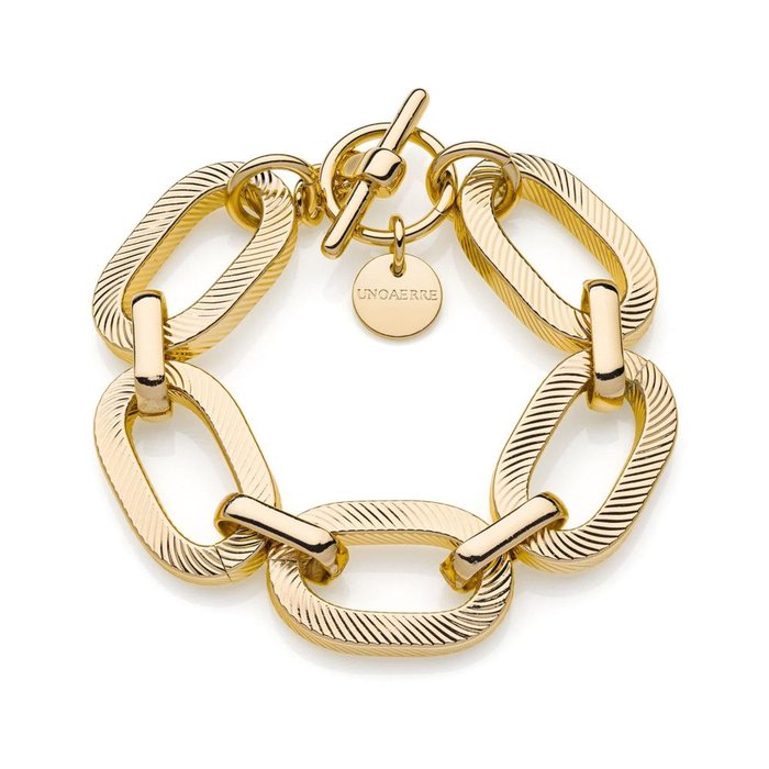 Square bracelet with striped finish