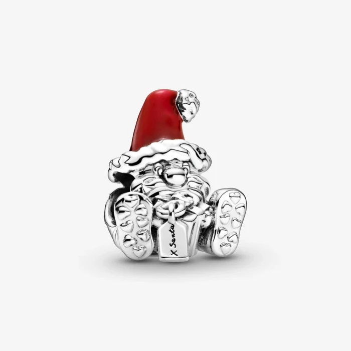 Charmant Père Noël assis avec un cadeau