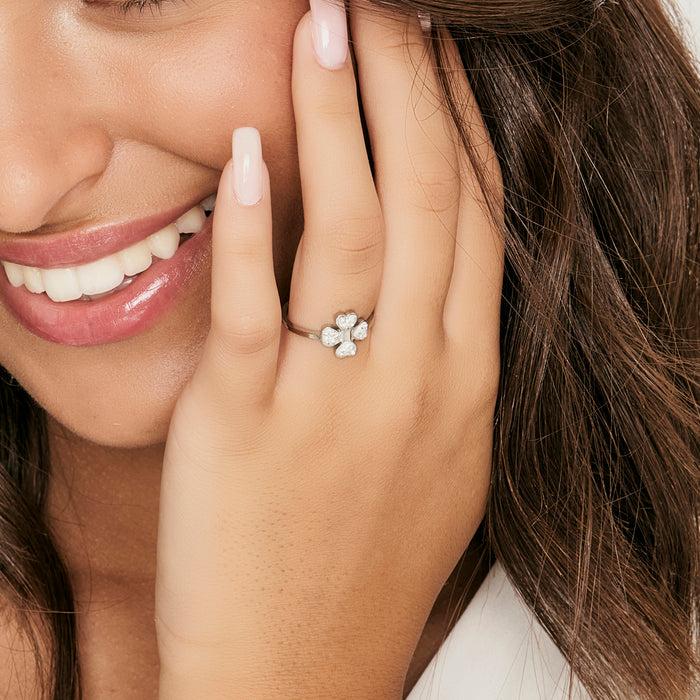 BAGUE EN ACIER POUR FEMME AVEC TRÈFLE À QUATRE FEUILLES ET CRISTAUX BLANCS TAILLE : S