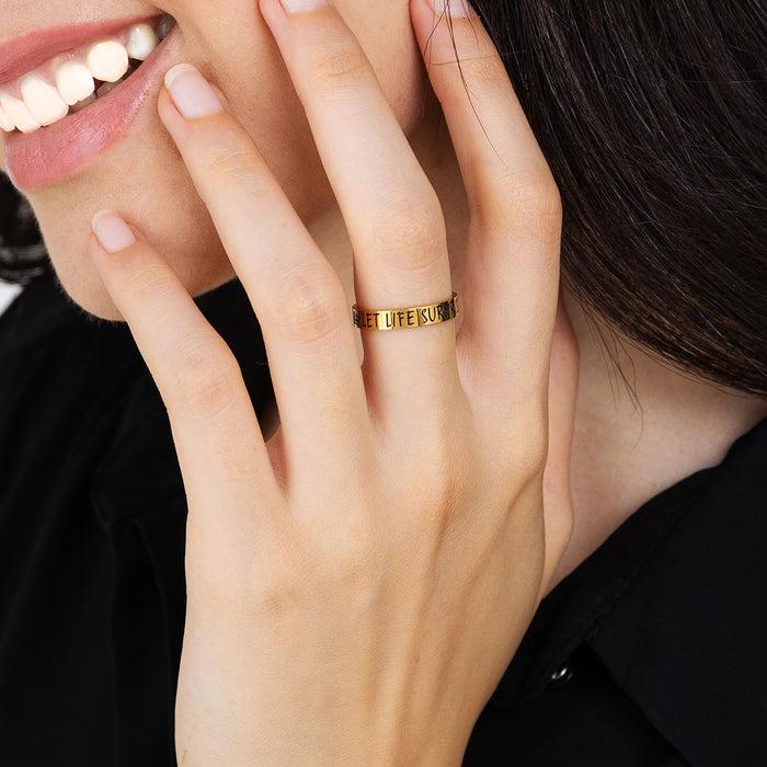 BAGUE FEMME EN ACIER DORÉ LAISSEZ LA VIE VOUS SURPRENDRE