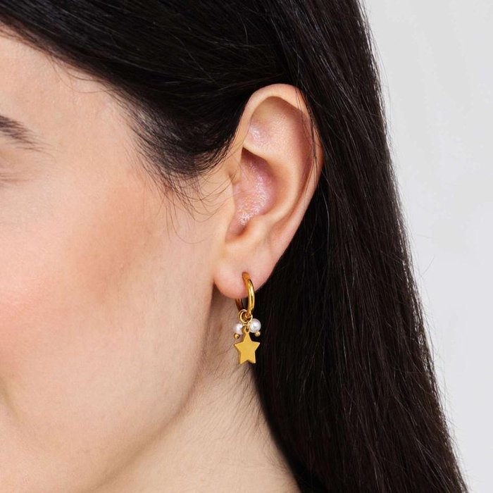 Boucles d'oreilles en acier doré IP avec étoiles et perles blanches