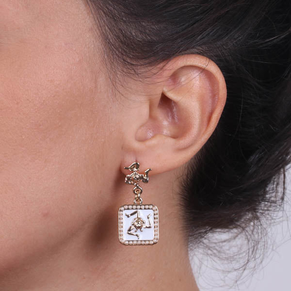 Boucles d'oreilles en métal avec pendentif en forme de tuile orné du symbole sicilien de la Trinacria et d'émail blanc