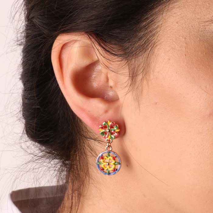 Boucles d'oreilles en métal avec majolique de Caltagirone ornée d'émaux colorés