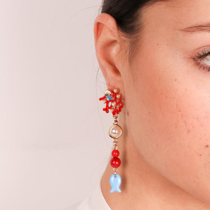 Boucles d'oreilles en métal avec corail sur les lobes et pendentifs colorés