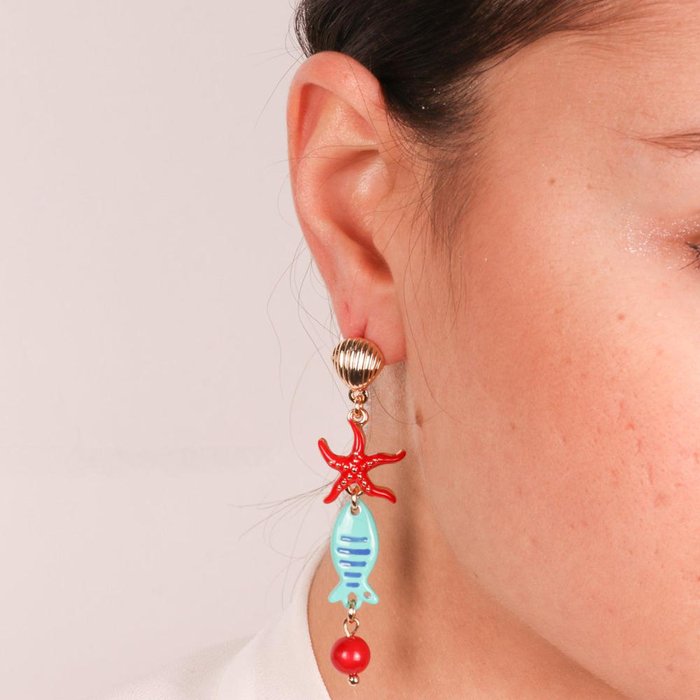Boucles d'oreilles en métal avec coquillage sur le lobe et pendentifs étoile de mer et poisson