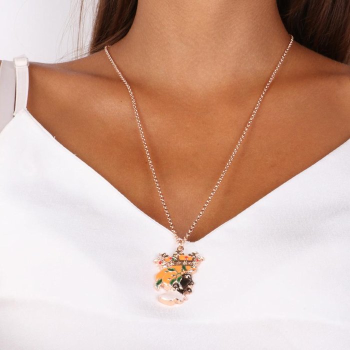 Collier en métal avec pendentif tête de Maure avec émaux colorés et cristaux