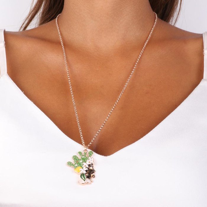 Collier en métal avec pendentif tête de Maure avec émaux colorés et cristaux