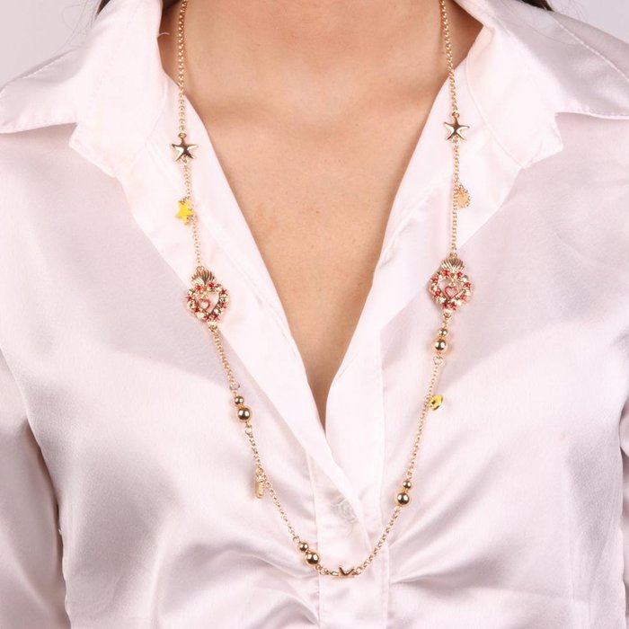 Collier en métal avec des cœurs sacrés et des étoiles
