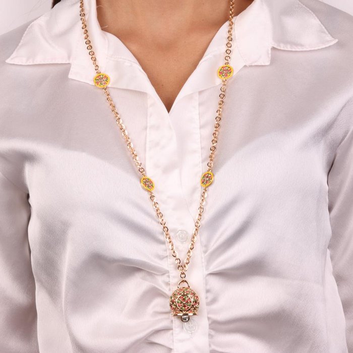 Collier en métal avec grelot porte-bonheur orné de majolique colorée