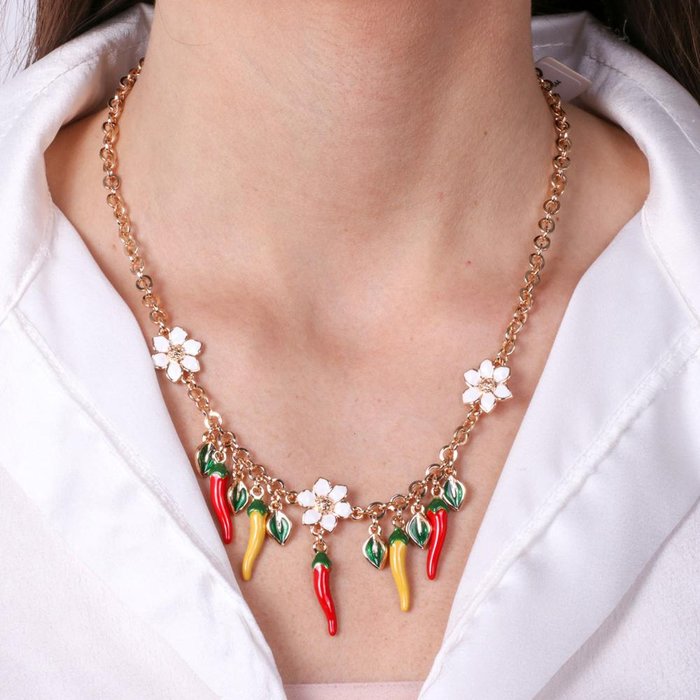 Collier en métal avec des piments colorés
