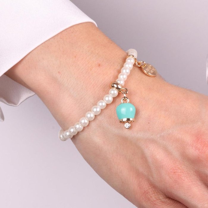 Bracelet en métal avec perles et grelot porte-bonheur en émail vert