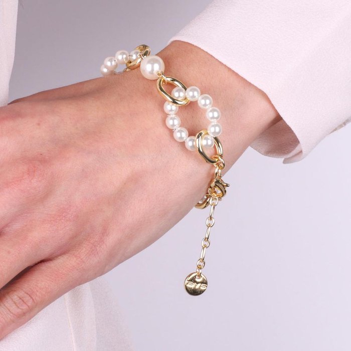 Bracelet en métal avec perles circulaires entrelacées
