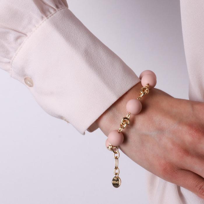 Bracelet en métal avec pierres rose blush