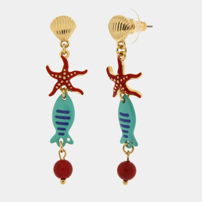 Boucles d'oreilles en métal avec coquillage sur le lobe et pendentifs étoile de mer et poisson