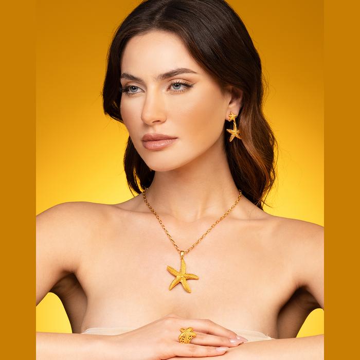 Gold Starfish Necklace Nude