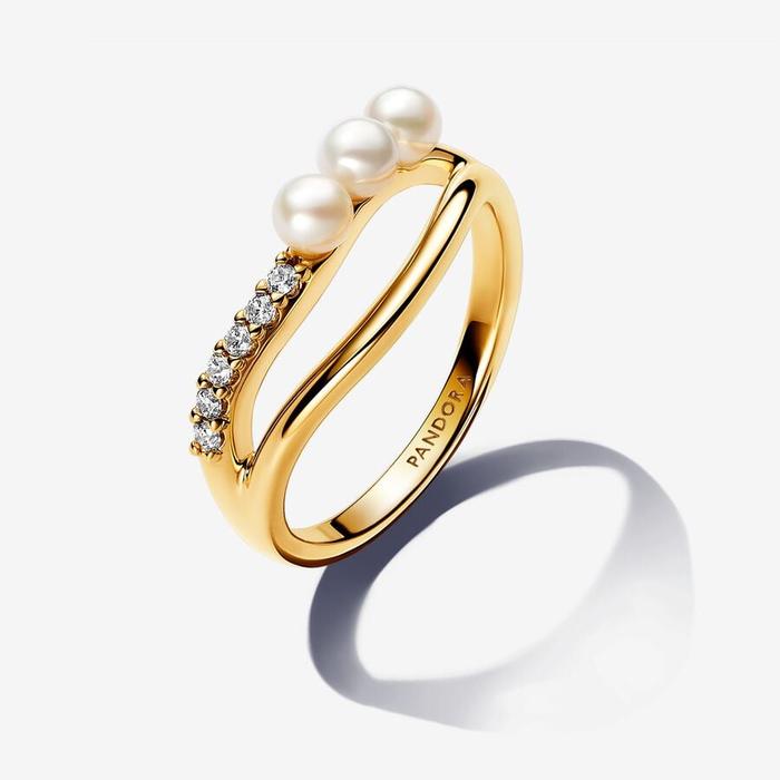 Sinuosa Line Ring with Cultured Freshwater Pearls and Pavè