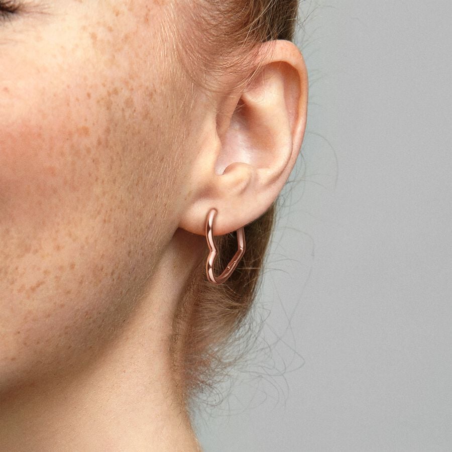 Boucles d'oreilles créoles asymétriques en forme de cœur