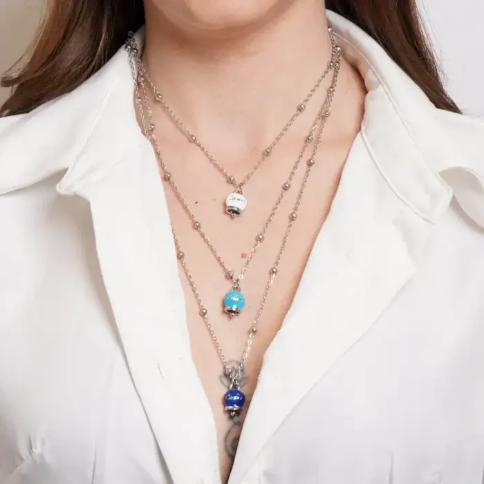 Collana in Acciaio Multifilo con Tris di Campanelle Portafortuna Capri tonalità blu, azzurra, bianca