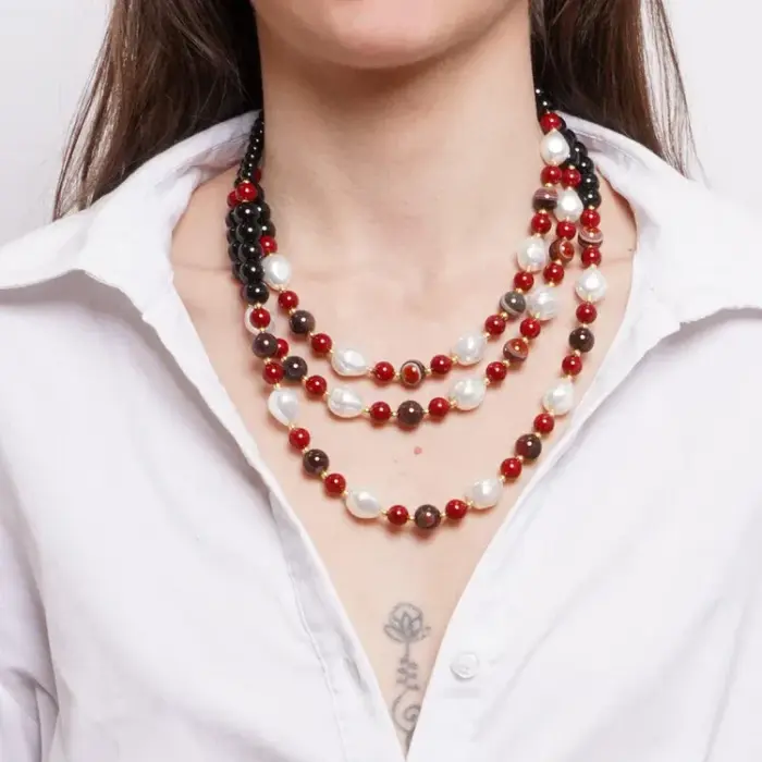 Collana in Metallo multifilo con sfere rosse e perle