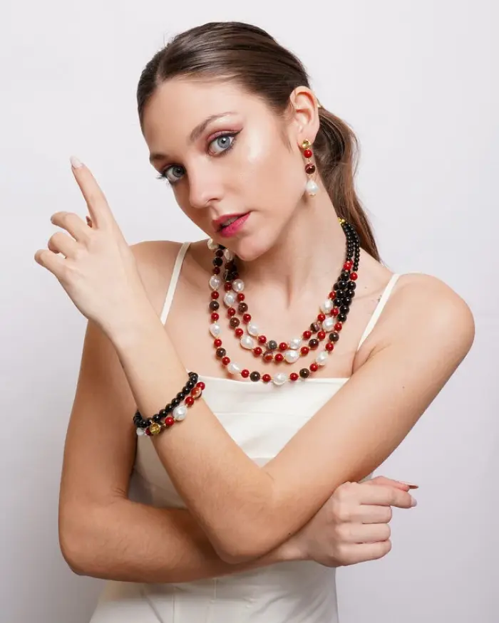 Collana in Metallo multifilo con sfere rosse e perle