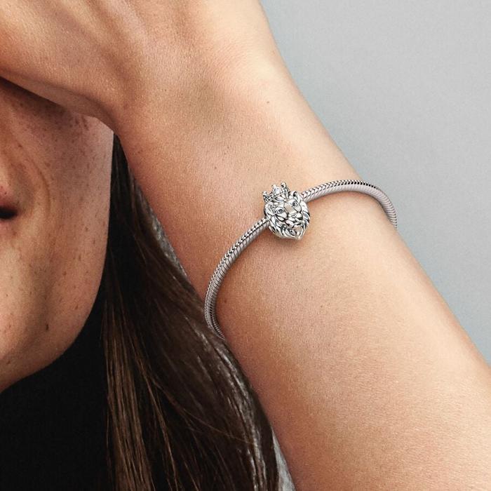 Charm Leone Regale
