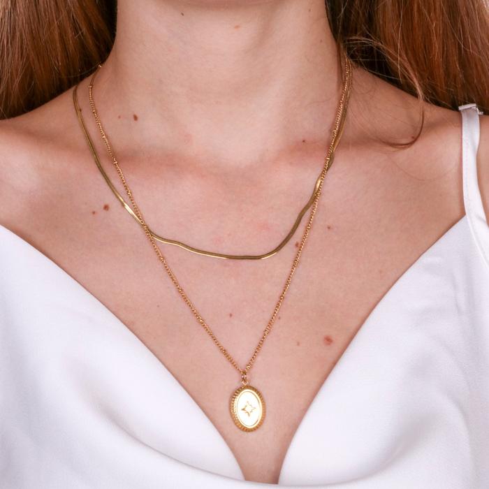 Collier double chaîne en acier avec médaille