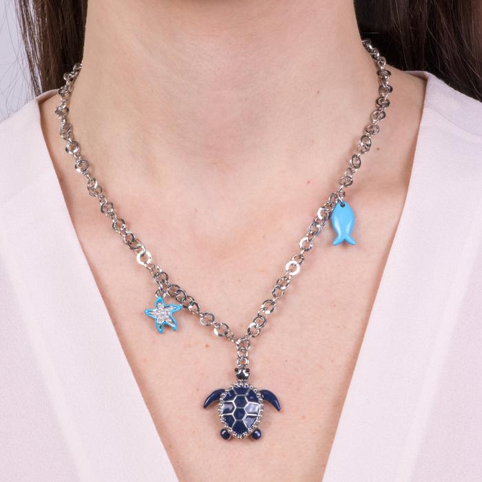 Collier en métal avec tortue bleue, poisson et étoile de mer
