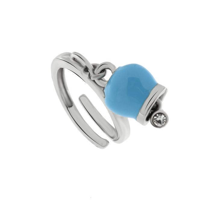 Bague en métal avec un pendentif porte-bonheur bleu, agrémenté d'un point lumineux