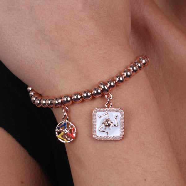 Metal bracelet with sphere mesh and pendant tile embellished with Sicilian trinacria and white enamel