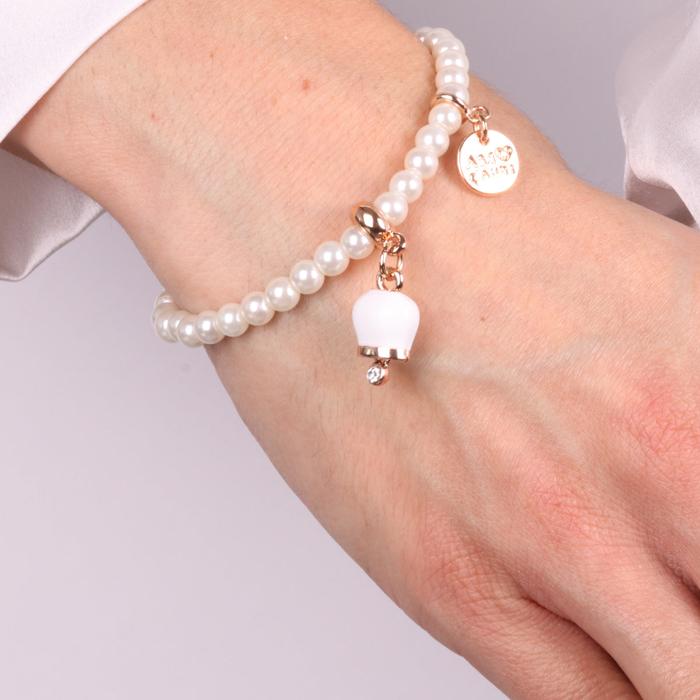 Bracelet en métal avec perles et clochette porte-bonheur en émail blanc