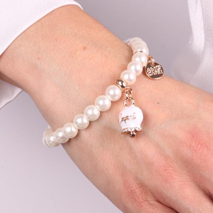 Bracelet en métal Bracelet en métal avec perles et grelot porte-bonheur en émail blanc avec écriture Capri