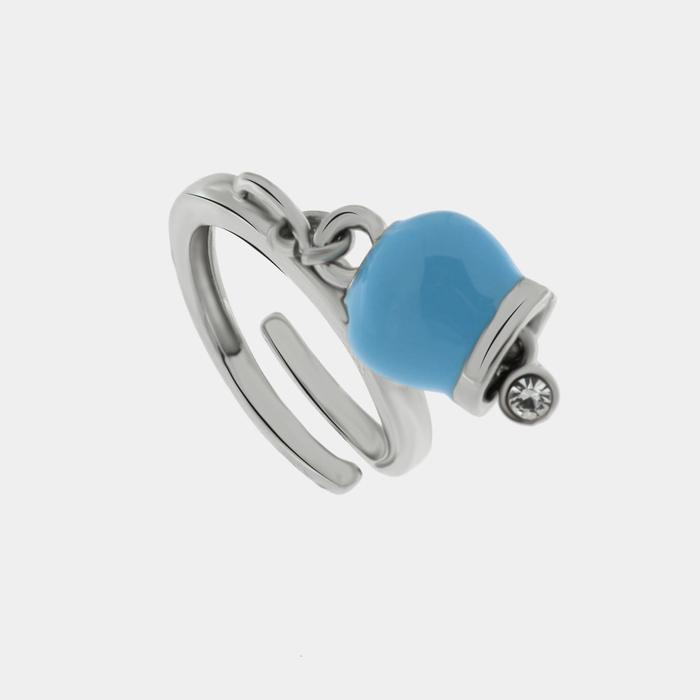 Bague en métal avec un pendentif porte-bonheur bleu, agrémenté d'un point lumineux