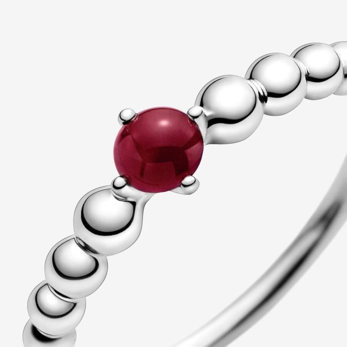 Bague en pierre rouge foncé janvier