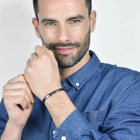 BRACELET EN SILICONE NOIR POUR HOMME AVEC ÉLÉMENTS EN ACIER ET IP NOIR AVEC LYS