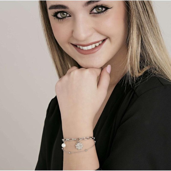 Bracelet en acier avec trèfle à quatre feuilles et perles