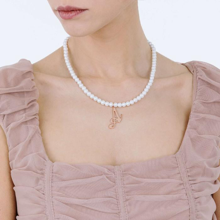 Collana In Acciaio Con Perle Sintetiche E Lettera A