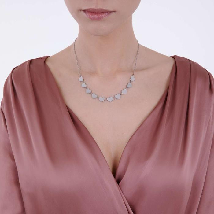 Collier en acier avec cœurs