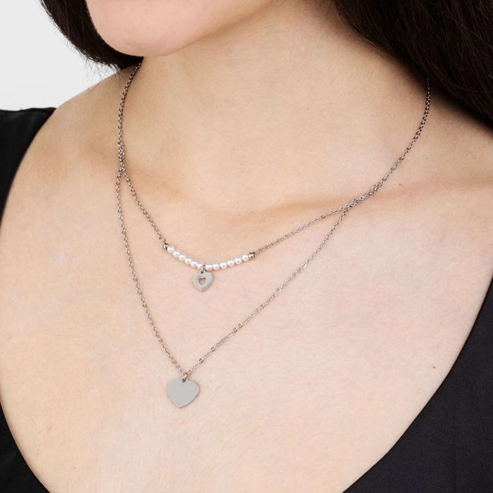 Steel necklace with hearts and white pearls