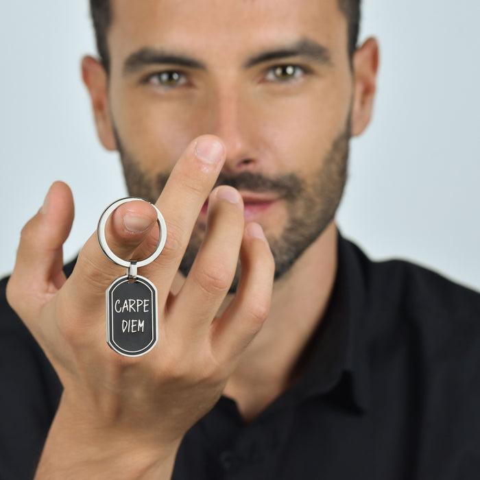 PORTE-CLÉS CARPE DIEM EN ACIER POUR HOMME