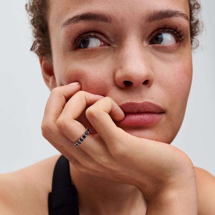 Bague scintillante avec pierres noires