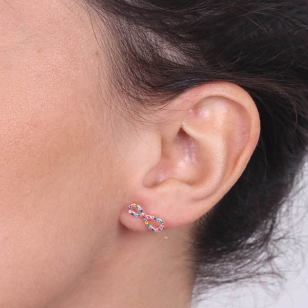 Boucles d'oreilles à tige en argent 925 avec symbole de l'infini et zircones multicolores