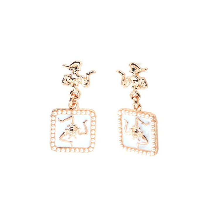Boucles d'oreilles en métal avec pendentif en forme de tuile orné du symbole sicilien de la Trinacria et d'émail blanc