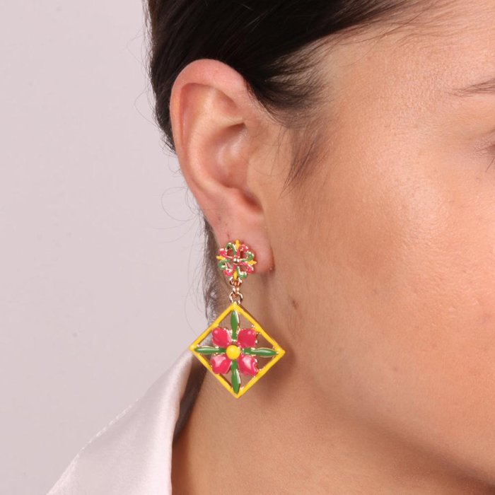 Metal earrings with colored majolica pendant