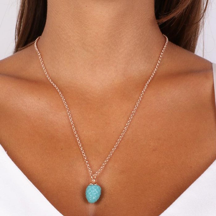Collier en métal avec pendentif en forme de pomme de pin porte-bonheur émaillé en turquoise