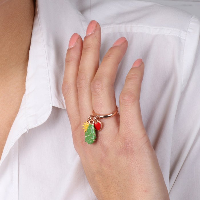 Bague en métal avec breloques figue de barbarie, soleil et cœur, agrémentée d'émaux colorés