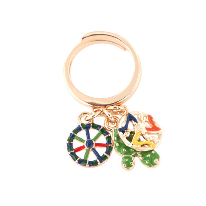 Bague en métal avec pendentifs en figue de barbarie, trinacria et roue de charrette, ornée d'émaux colorés